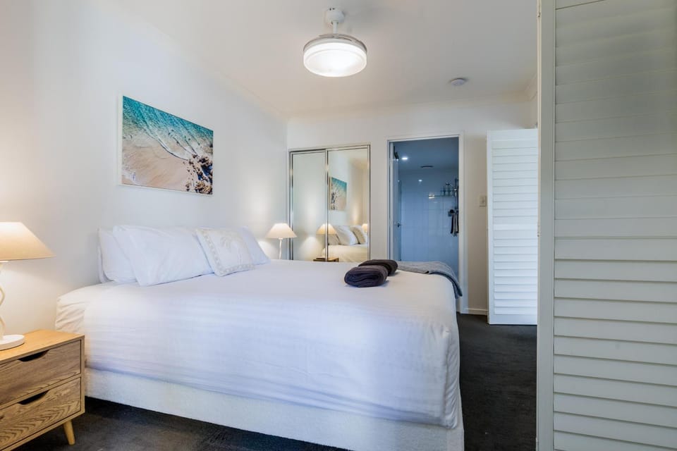 Bed, Bedroom, towels, wardrobe