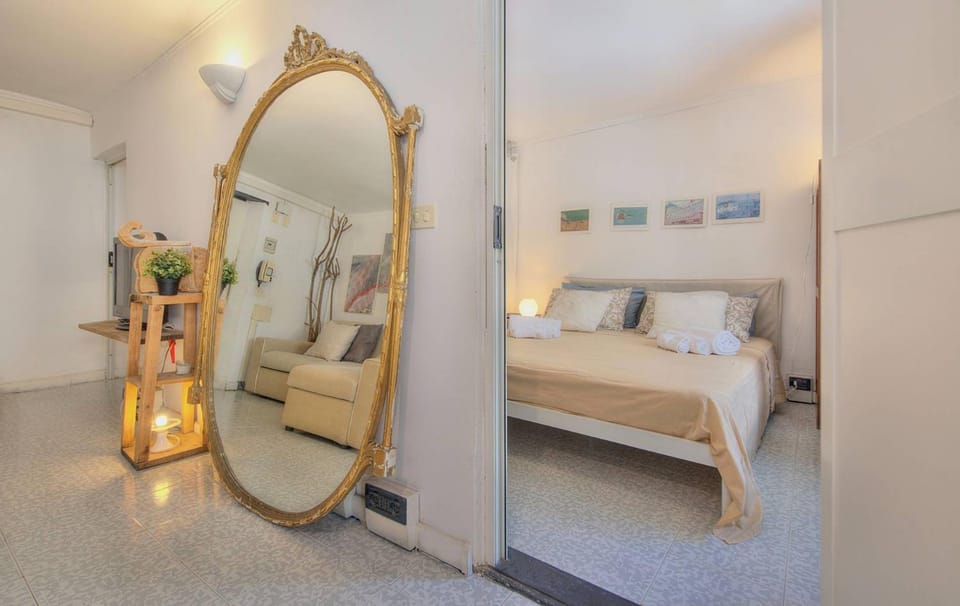 Bed, Living room, Photo of the whole room