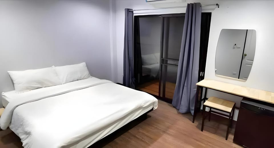 Bed, TV and multimedia, Kitchen or kitchenette, Photo of the whole room, Bedroom, wardrobe