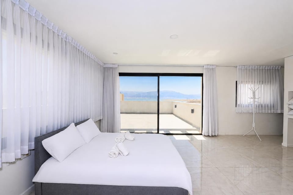Bed, Natural landscape, View (from property/room), Balcony/Terrace, Photo of the whole room, Beach, Bedroom, Sea view