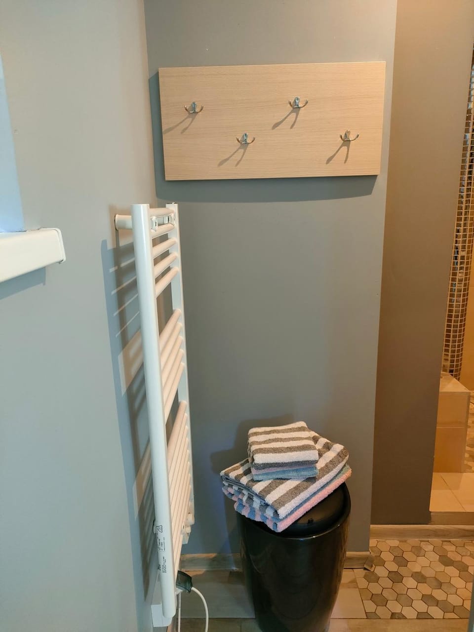 Bathroom, towels