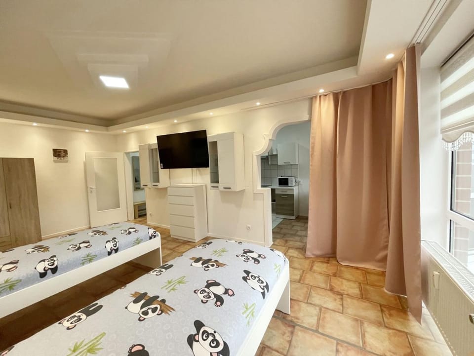 TV and multimedia, Kitchen or kitchenette, Photo of the whole room, Bedroom