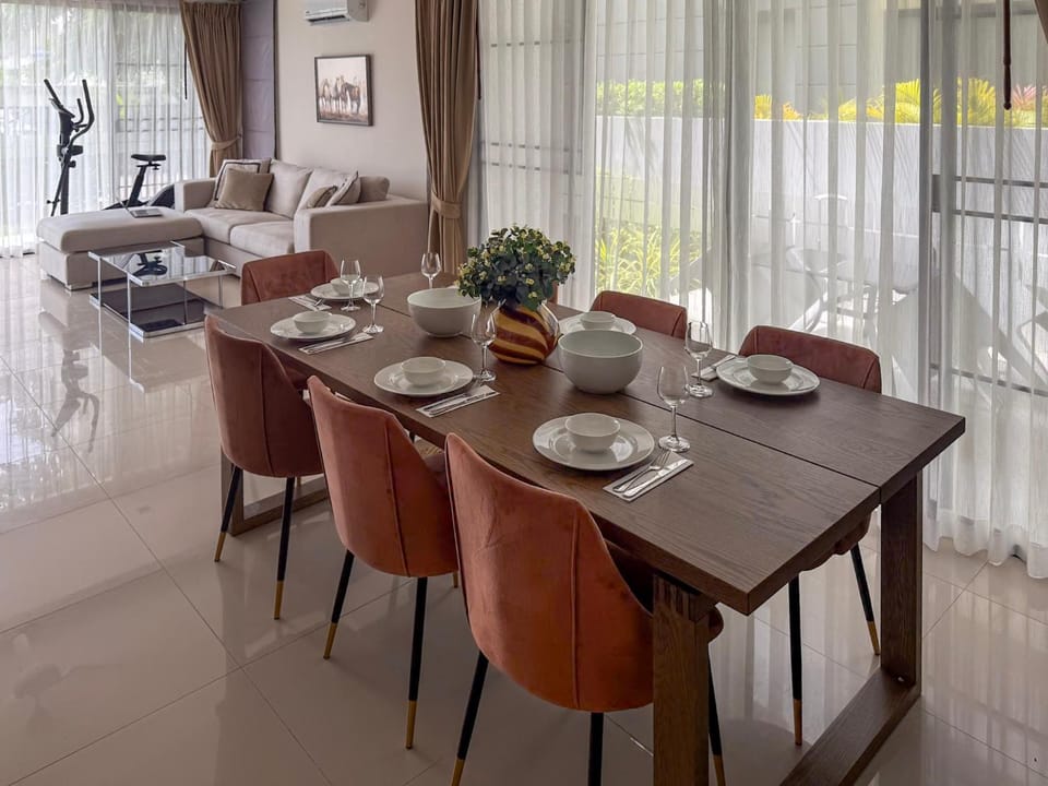 Living room, Seating area, Dining area