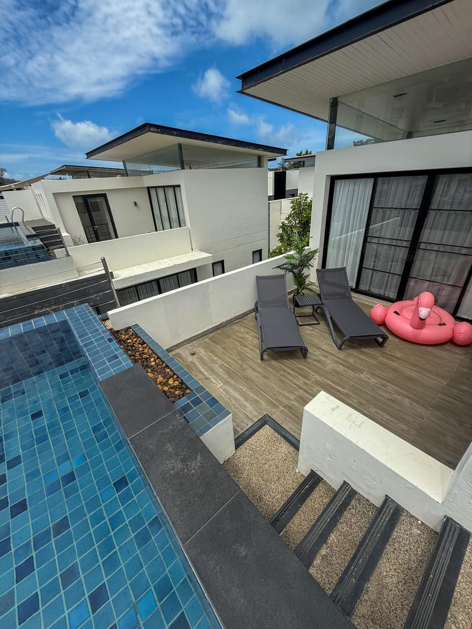 Property building, Balcony/Terrace, Balcony/Terrace, Pool view, Swimming pool, Swimming pool, sunbed