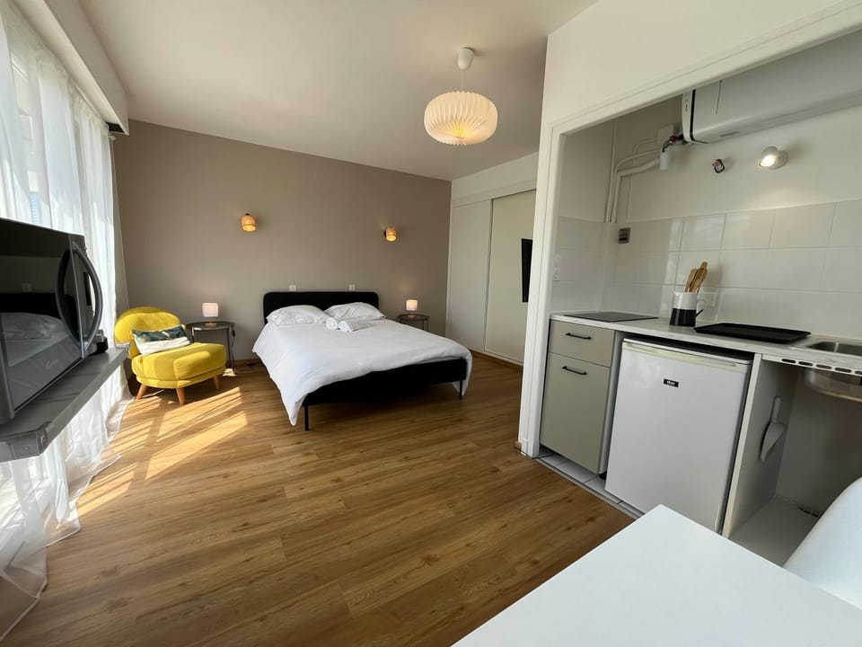 Bed, TV and multimedia, Kitchen or kitchenette, oven