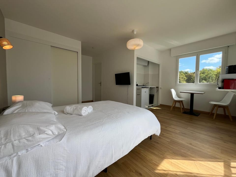 Bed, TV and multimedia, Kitchen or kitchenette, Dining area