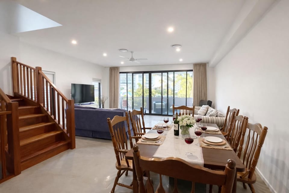Modern 4BR 3Bath Duplex near Train Station Stylish Comfortable Villa in Indooroopilly