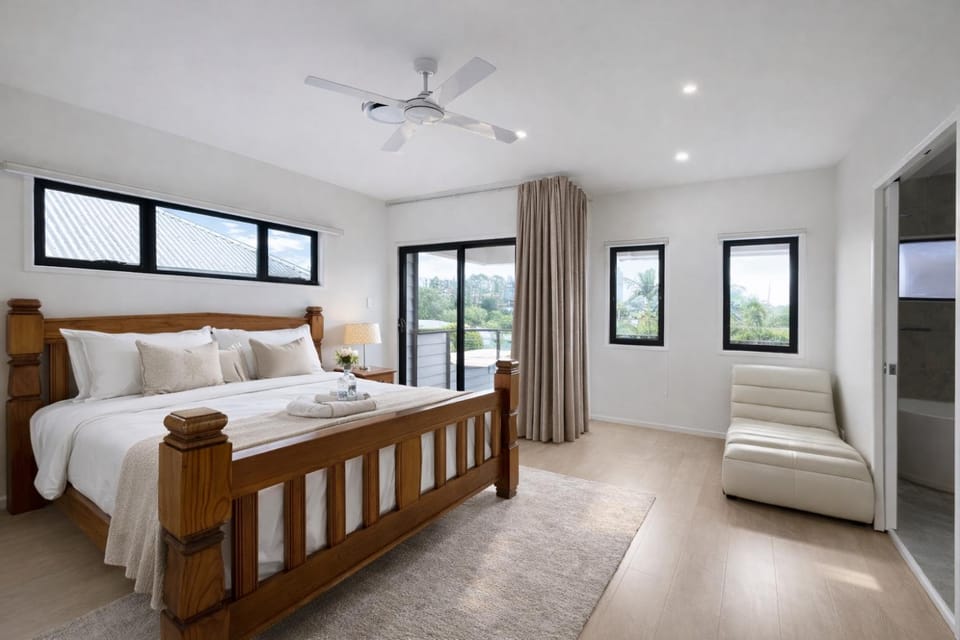 Modern 4BR 3Bath Duplex near Train Station Stylish Comfortable Villa in Indooroopilly