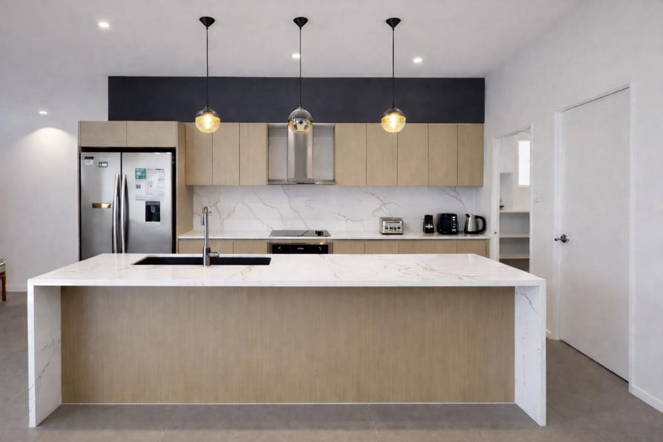 Modern 4BR 3Bath Duplex near Train Station Stylish Comfortable Villa in Indooroopilly