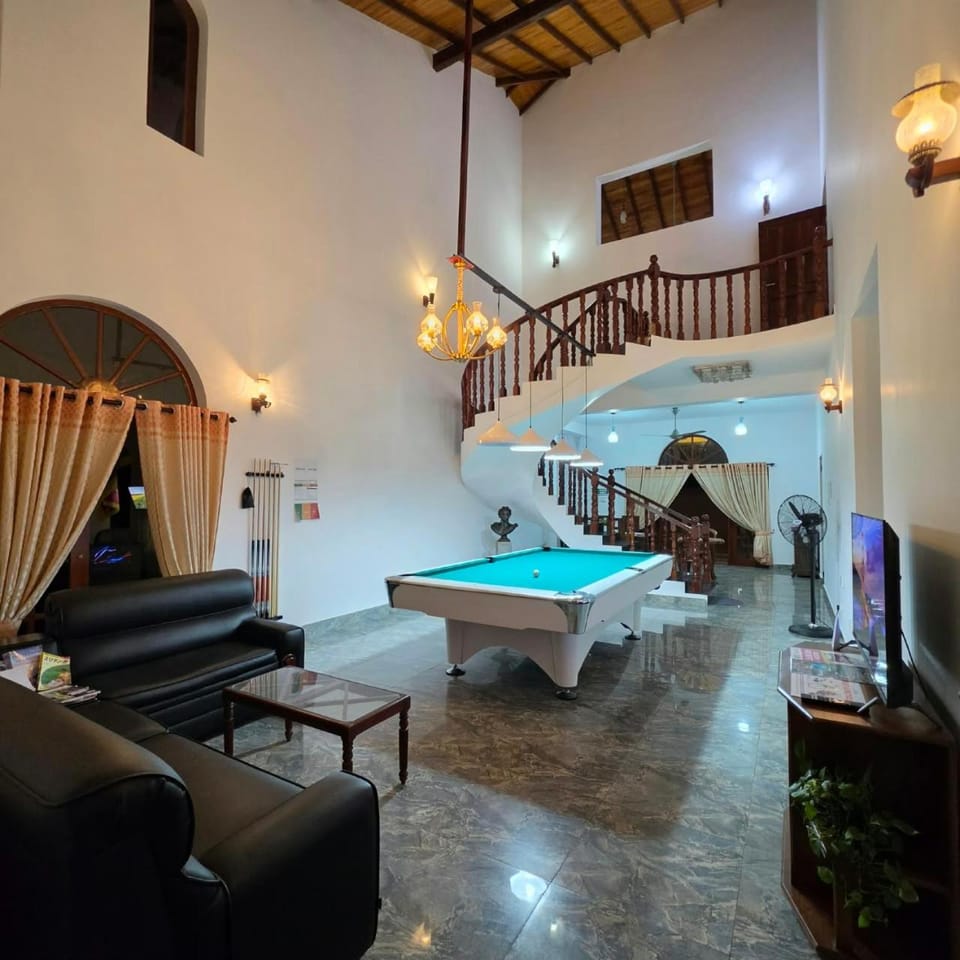 Billiard, Living room, Seating area