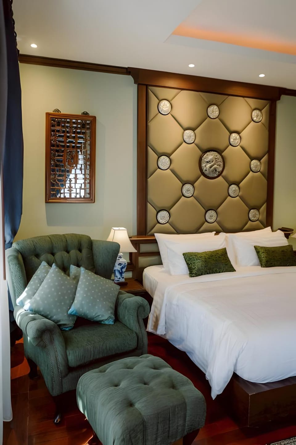 Bed, Photo of the whole room, Seating area, Bedroom