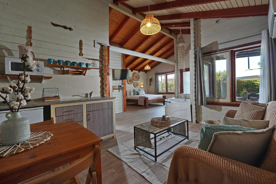 Bed, Kitchen or kitchenette, Dining area