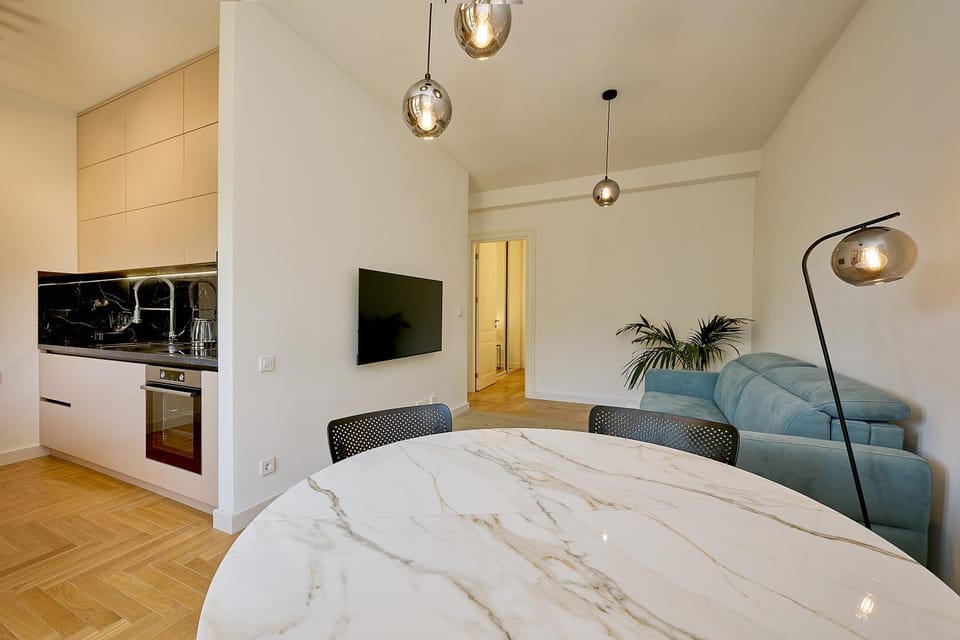 TV and multimedia, Kitchen or kitchenette, Living room, Seating area, oven