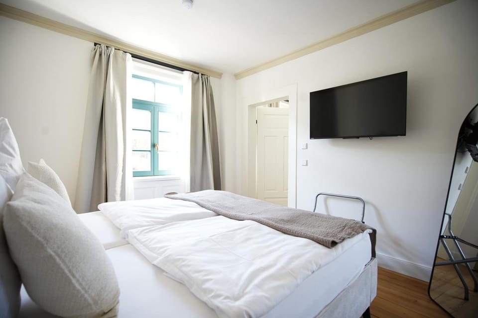 Bed, TV and multimedia, Photo of the whole room, Evening entertainment, Bedroom