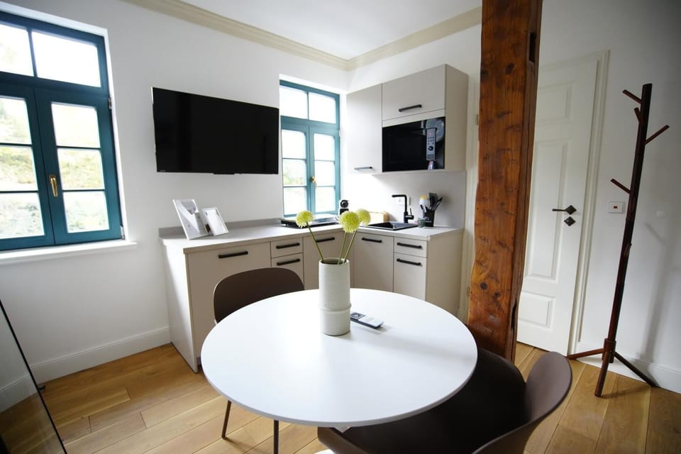 TV and multimedia, Kitchen or kitchenette, Living room, Seating area, Dining area
