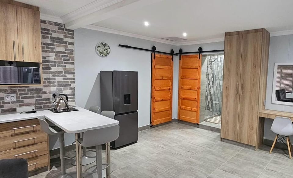 Kitchen or kitchenette, Dining area, stove