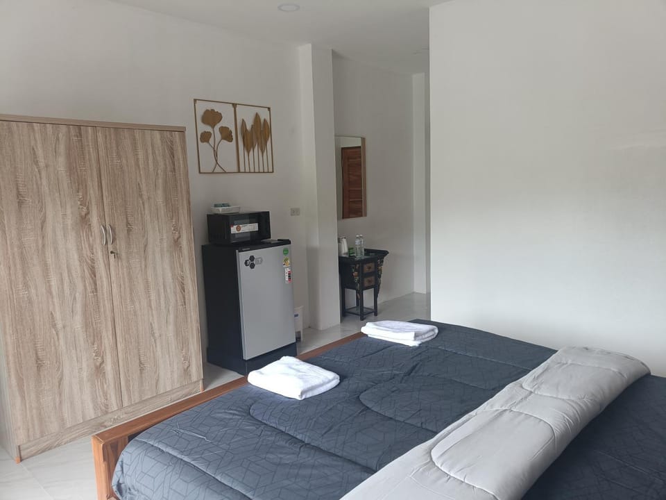 Bed, Photo of the whole room, towels, wardrobe