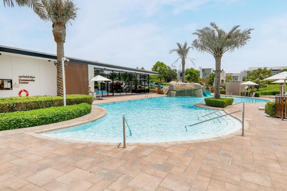 Swimming pool, sunbed
