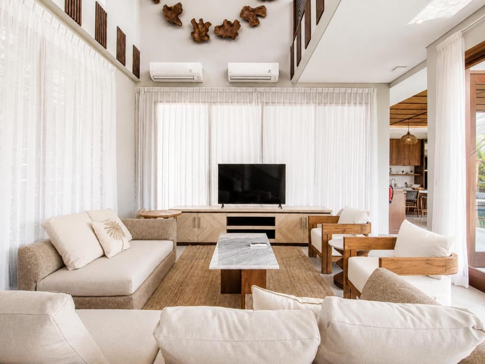 5BR Canggu Retreat Steps to Beach, Ricefield view Villa in North Kuta