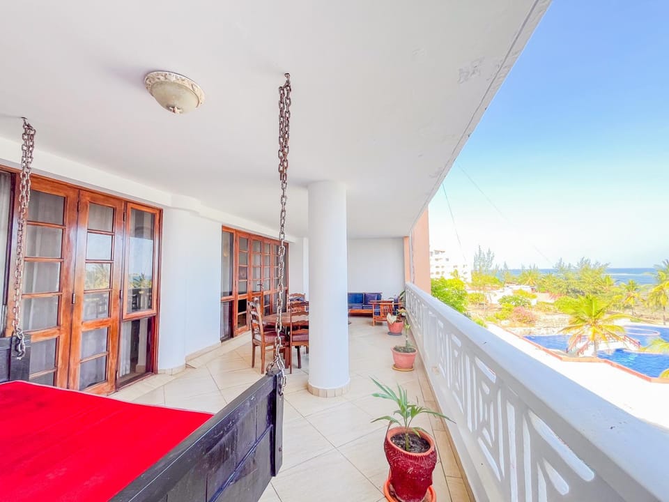 Patio, Communal lounge/ TV room, Day, Natural landscape, TV and multimedia, View (from property/room), Balcony/Terrace, Living room, Seating area, Dining area, Evening entertainment, Sea view