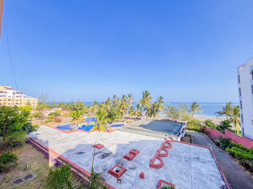 Communal lounge/ TV room, Day, Natural landscape, Beach, Evening entertainment, Pool view, Sea view, Swimming pool, Parking, sunbed