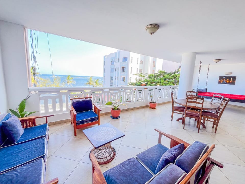 Patio, Communal lounge/ TV room, Day, Natural landscape, TV and multimedia, View (from property/room), Balcony/Terrace, Living room, Seating area, Dining area, Evening entertainment, Sea view