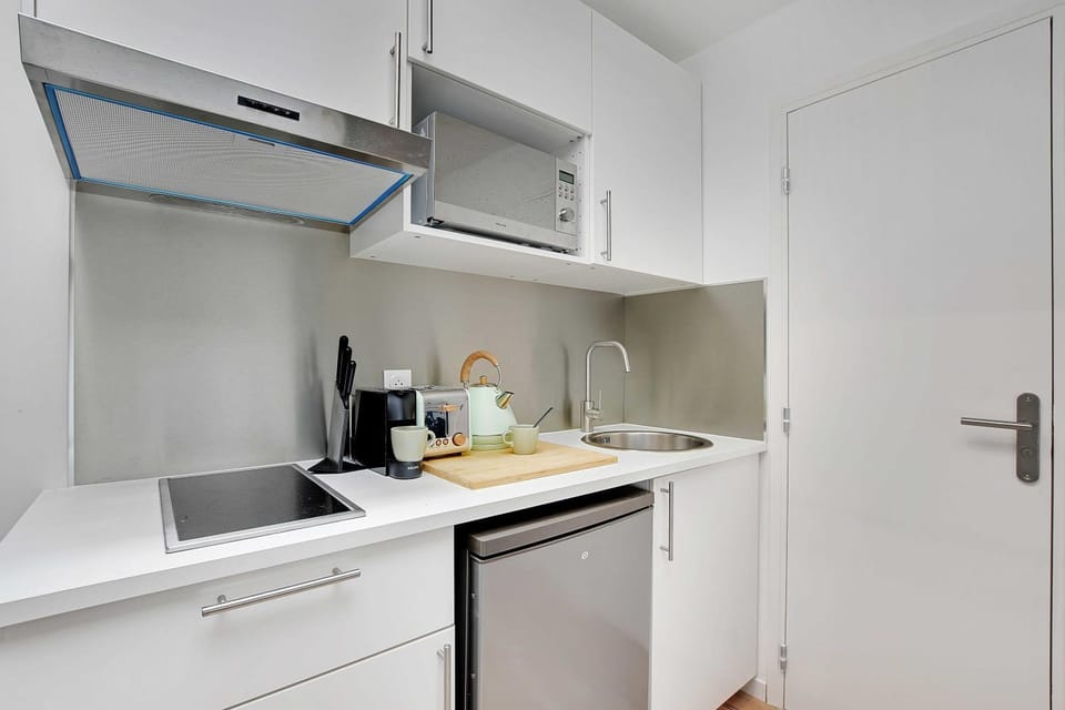 Kitchen or kitchenette, oven