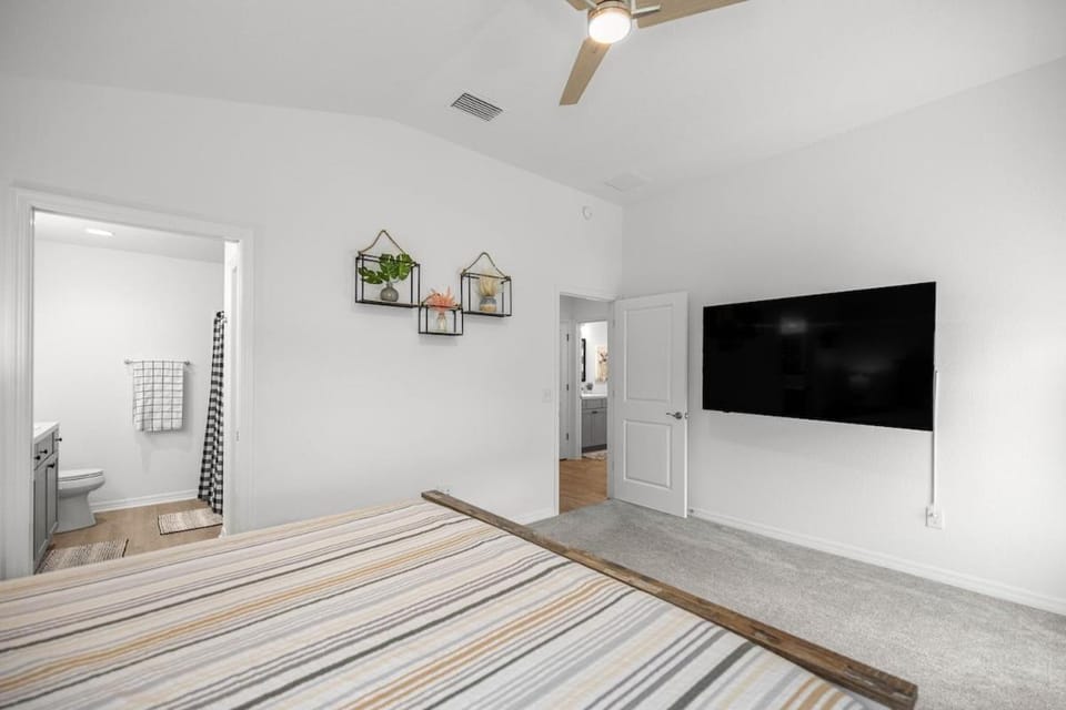 Cozy 2BR With Golfcart 5 Mins to Eastport Sq House in Wildwood