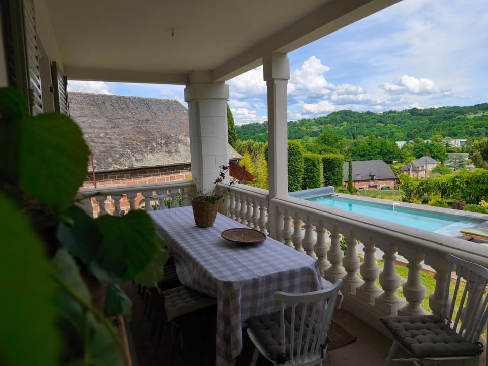 Property building, Natural landscape, Balcony/Terrace, Dining area, Pool view