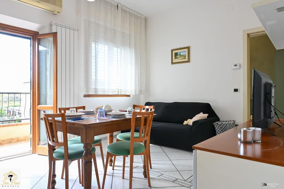 Communal lounge/ TV room, TV and multimedia, Living room, Seating area, Dining area