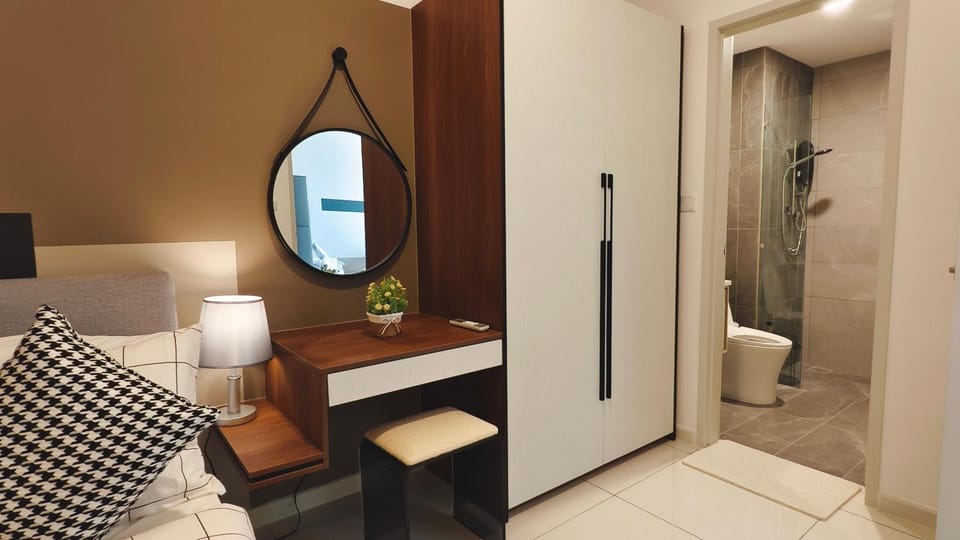 Shower, Toilet, Bed, Bathroom, Photo of the whole room, Bedroom
