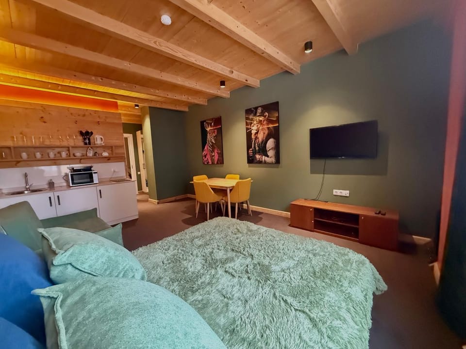 Bed, TV and multimedia, Kitchen or kitchenette, Living room, Dining area, Bedroom, microwave, stove, toaster