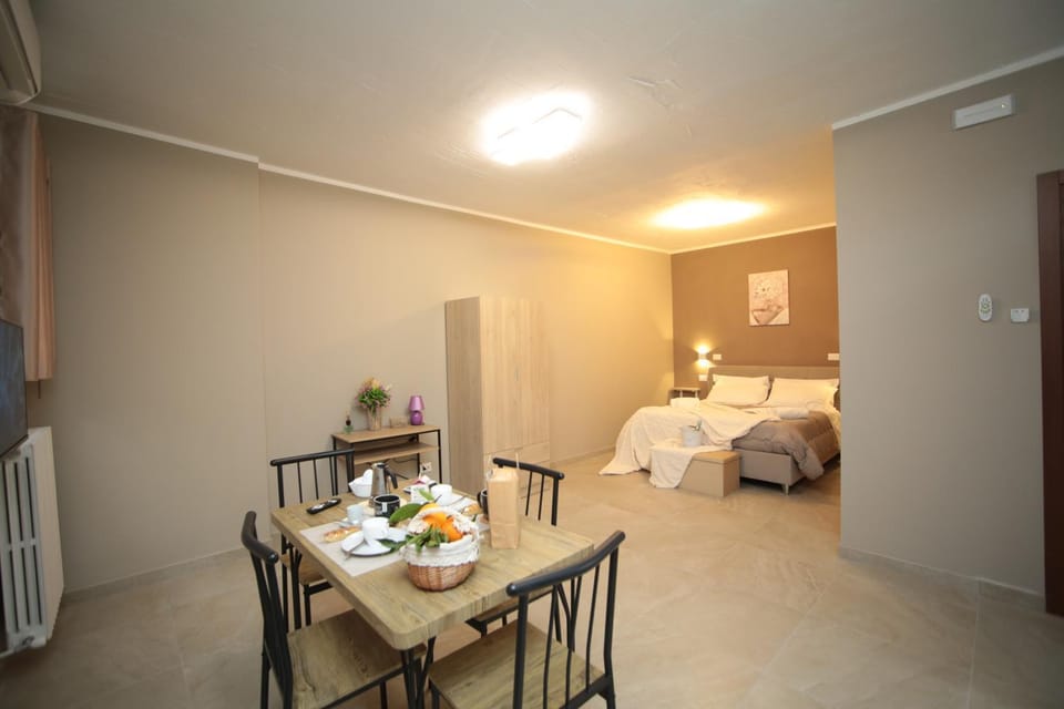 Bed, Photo of the whole room, Dining area, Bedroom, towels