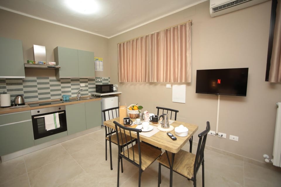 TV and multimedia, Kitchen or kitchenette, Seating area, Dining area, oven, pet friendly, stove, toaster
