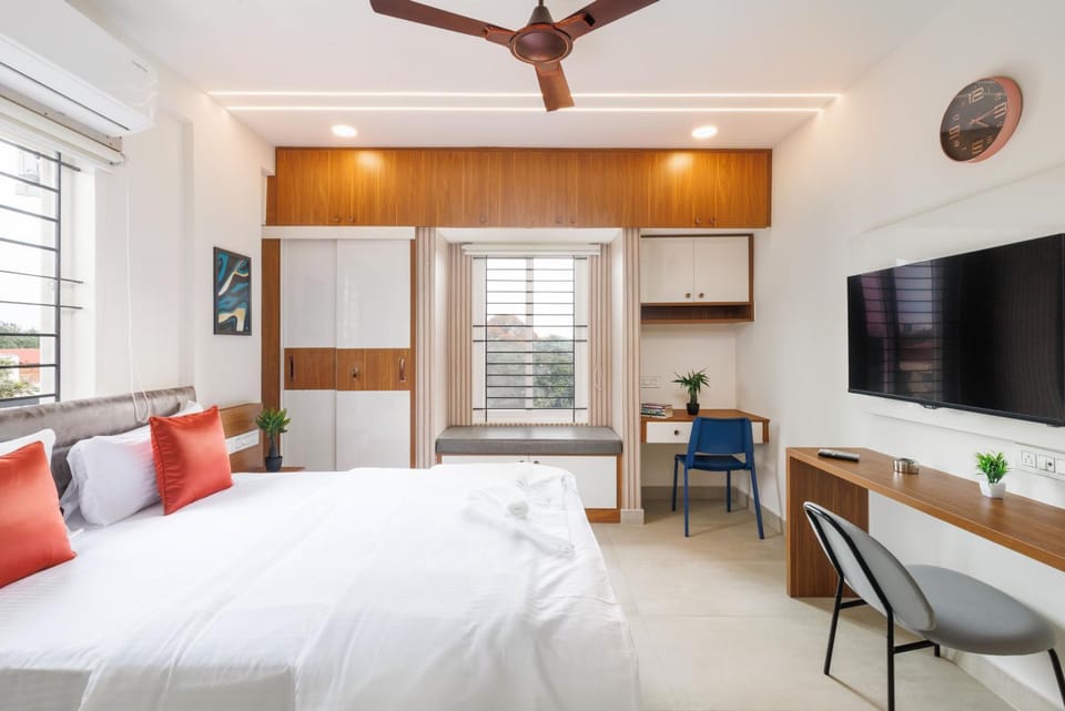 Bed, TV and multimedia, Bedroom