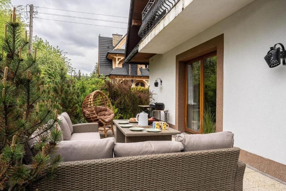Property building, Patio, Balcony/Terrace, Seating area