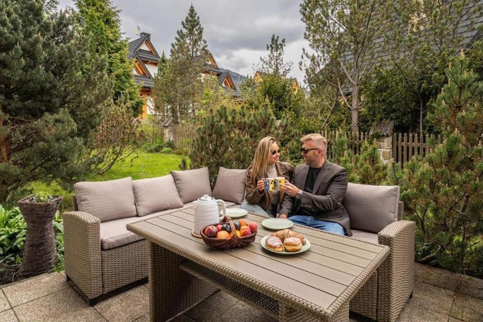 Patio, Food and drinks, Seating area