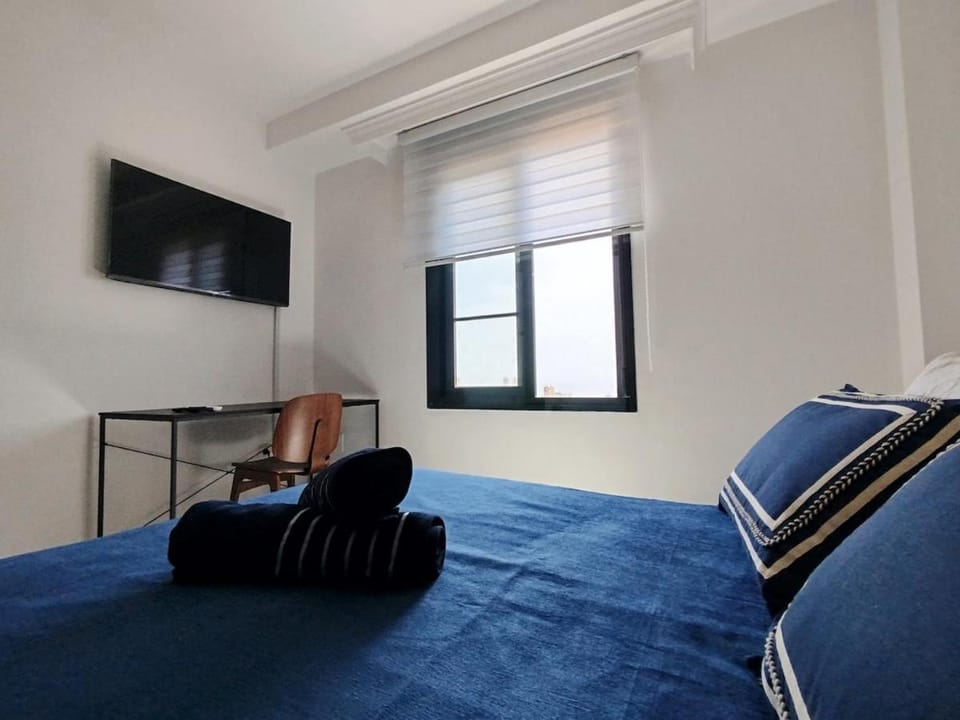 TV and multimedia, Seating area, Bedroom