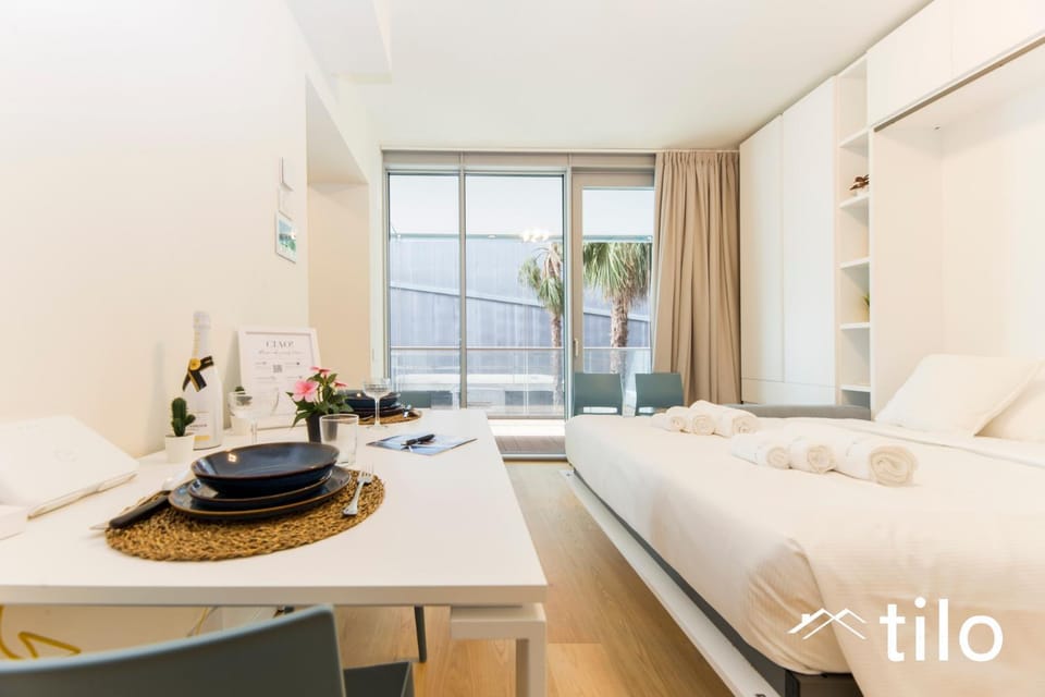 Bed, Bedroom, towels