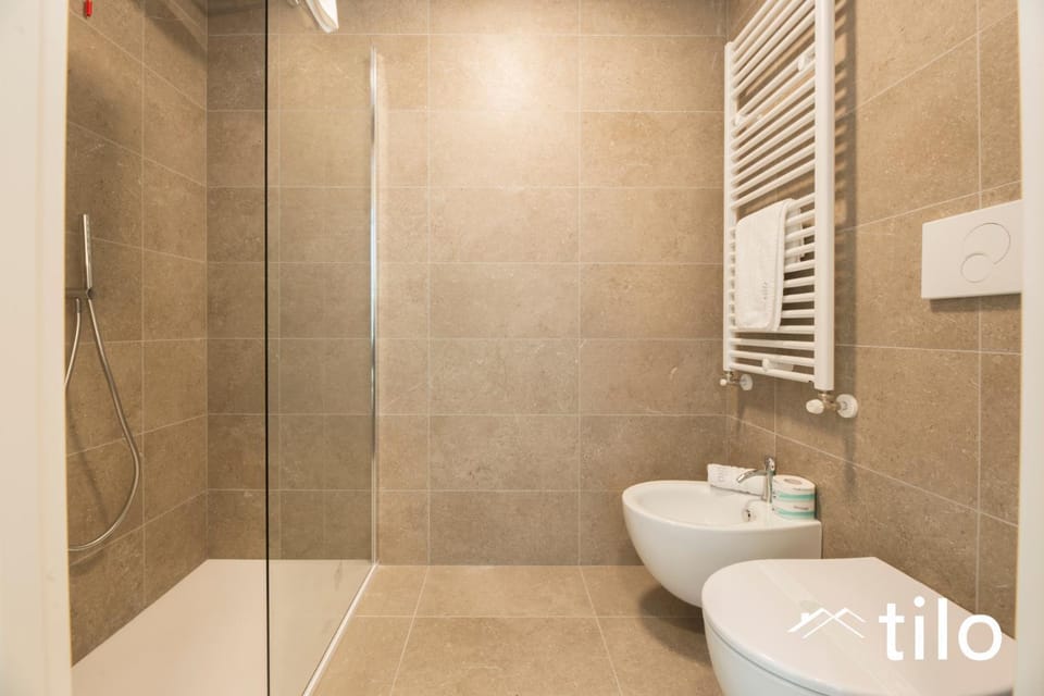 Shower, Toilet, Bathroom, bidet, towels