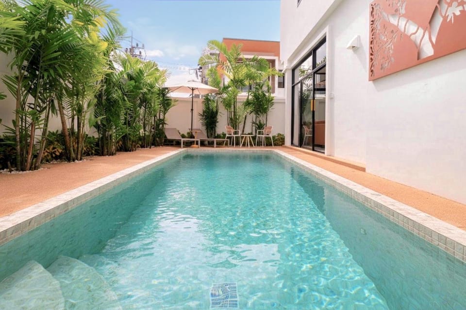 Property building, Day, Swimming pool, sunbed