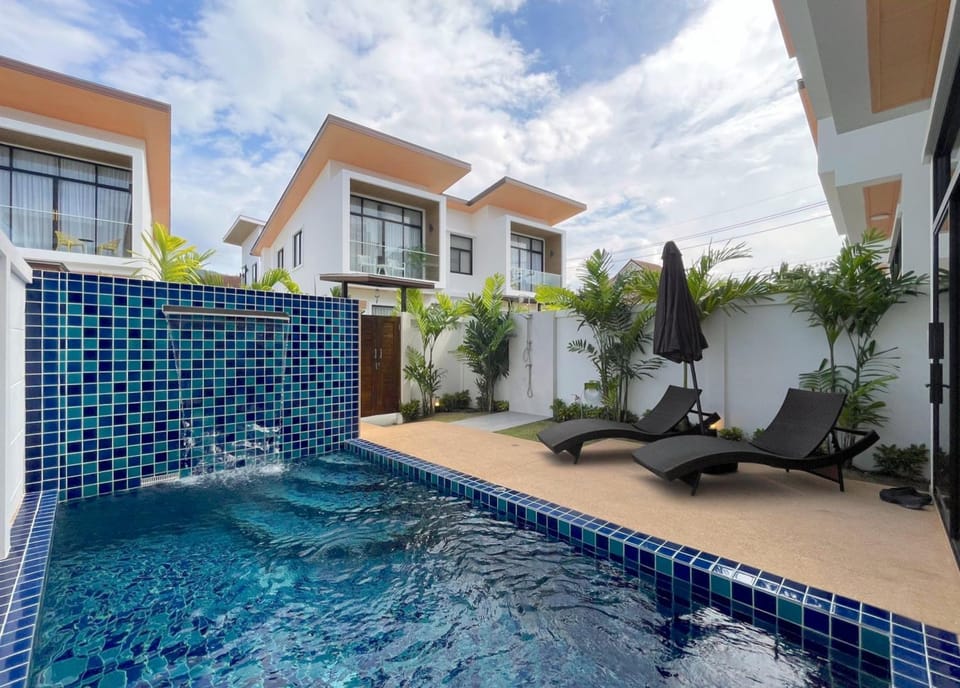 Patio, Day, Swimming pool, sunbed