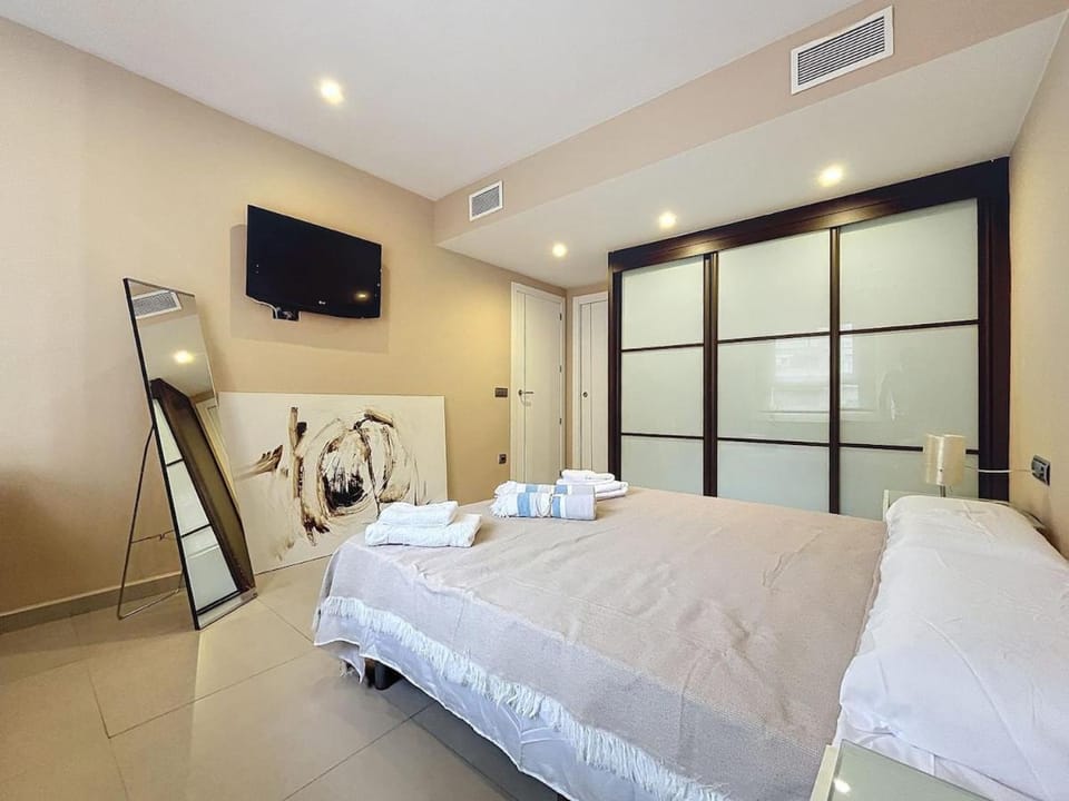 Bed, TV and multimedia, Photo of the whole room, Bedroom, towels, air conditioner