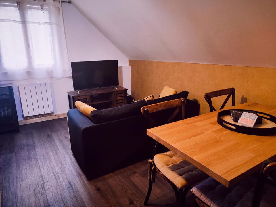 Communal lounge/ TV room, TV and multimedia, Living room, Dining area