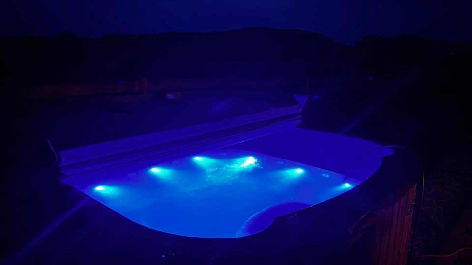 Glamping Bieszczady - Luksusowe Namioty Całoroczne z prywatnym jacuzzi Luxury tent in Poland