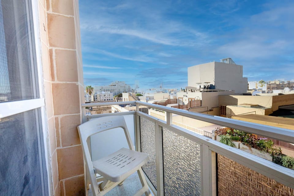 Modernised Top Floor Apartment with Back Balcony - Close to Balluta & Exiles Beach Apartment in Sliema