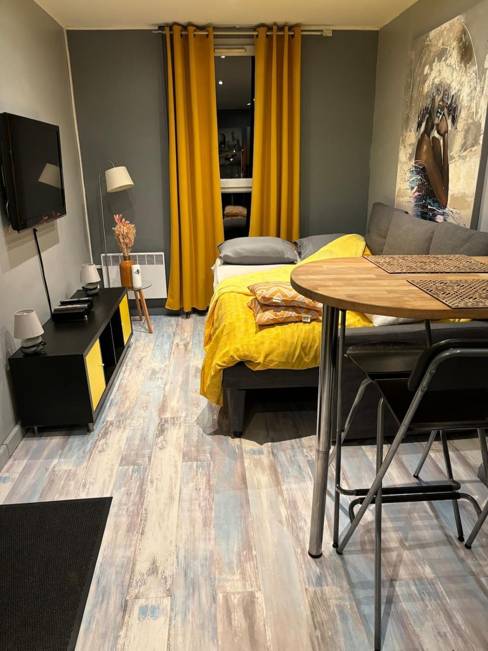 Bed, TV and multimedia, Photo of the whole room, Bedroom