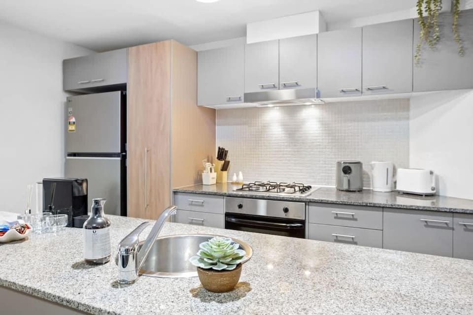 Modern 2BR in Brisbane CBD Free Parking and Pool Apartment in Kangaroo Point