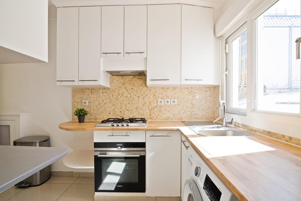 Kitchen or kitchenette, stove, washing machine