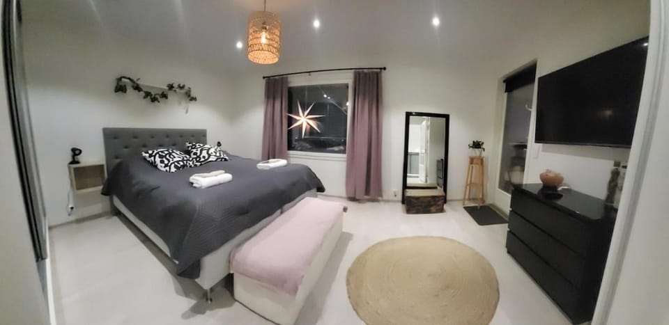 Bed, TV and multimedia, Bedroom